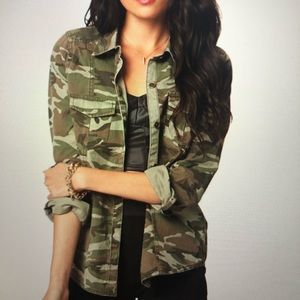 🤑 Forever21 camo button down shirt